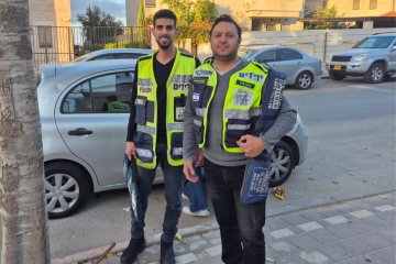 הר שמואל: זוג אחים ננעלו בשגגה ברכב, מתנדבי ידידים חילצו אותם בשלום • ״דמעותיה של האם התחלפו בהקלה ושמחה״ • צפו 🎥