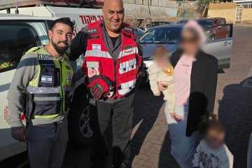 אילת: שני אחים קטנים ננעלו בשגגה ברכב, מתנדבי ידידים ולוחמי האש חילצו אותם בשלום • “שיתוף פעולה מציל חיים”