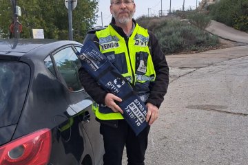 מעלה לבונה: פעוטה ננעלה ברכב וחולצה בשלום על ידי מתנדב ידידים • “פעם ראשונה שאני עושה את זה לבד”