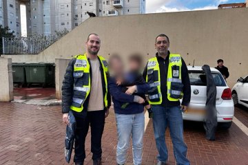 באר שבע: פעוט ננעל בשגגה ברכב, מתנדבי ידידים חילצו אותו בשלום • ״כוחות החירום שהיו במקום המתינו לנו שנגיע לפתוח את הרכב ללא נזקים״