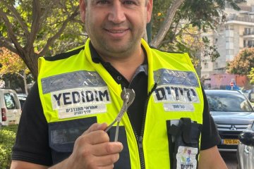 בית חלקיה: טבעת נתקעה סביב אצבע של גברת, מתנדב ידידים חילץ את האצבע בשלום