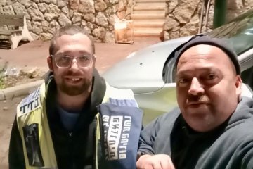 בית חגי: תינוק ננעל בשגגה ברכב, מתנדבי ידידים חילצו אותו בשלום • ״האמא בכתה והודתה לנו״