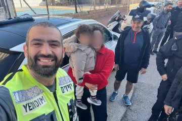 עכו: פעוט ננעל בשגגה ברכב, מתנדב ידידים ופקחי עירייה חילצו אותו בשלום • בידידים קוראים להורים לאמץ “כלל מפתח”