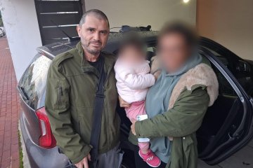 צופים: פעוטה ננעלה בשגגה ברכב, מתנדב ידידים חילץ אותה בשלום • ״בזכות ידידים תמיד מרגישים בטוחים״
