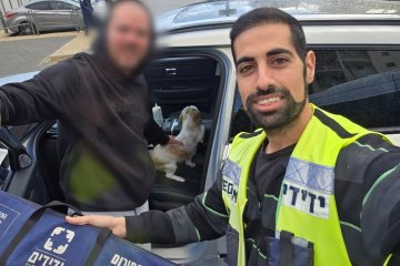 חולון: כלבה ננעלה ברכב לעיני בעליה, מתנדב ידידים חילץ אותה בשלום