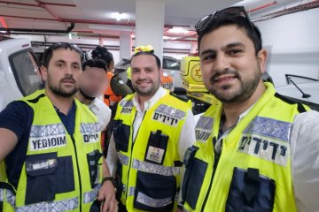 חריש: פעוטה ננעלה בשגגה ברכב, מתנדבי ידידים חילצו אותה בשלום • ״תחושת סיפוק שמחה והתרגשות״