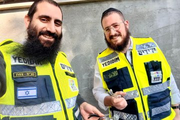 צפת: טבעת נתקעה סביב אצבע של גברת, מתנדבי ידידים חילצו את האצבע בשלום • “חיפשנו סרטון באינטרנט איך מחלצים טבעת נתקלנו בסרטון שלכם, ומיד התקשרנו אל המוקד”