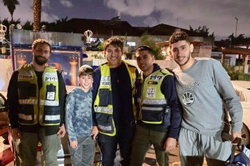 פתח תקווה: פעוטה ננעלה ברכב וחולצה בשלום על ידי מתנדבי ידידים • “האב נתן לי צ’אנס אחרון”