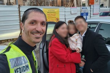 נווה יעקב: פעוט ננעל בשגגה ברכב, מתנדב ידידים חילץ אותו בשלום • ״תוך פחות מעשר שניות פתחתי את הרכב״