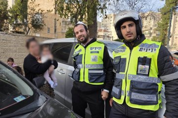 רוממה: תינוקת ננעלה לבדה ברכב וחולצה בשלום על־ידי מתנדבי ידידים
