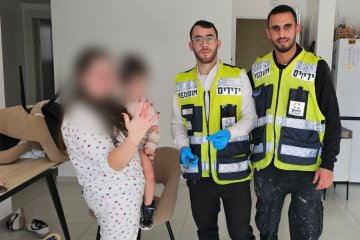 אשדוד: טבעת נתקעה באצבעה של אישה, מתנדבי ידידים חילצו אותה בשלום • צפו🎥