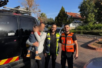 ראש העין: פעוט ננעל בשגגה ברכב, מתנדבי ידידים חילצו אותו בשלום • בידידים קוראים להורים לאמץ “כלל מפתח”