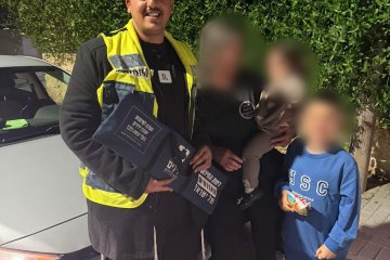 גן יבנה: פעוטה ננעלה ברכב בשגגה, מתנדב ידידים חילץ אותה בשלום