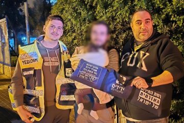 חיפה: תינוקת ננעלה ברכב וחולצה בשלום על ידי מתנדבי ידידים • “אני גר במרחק של שתי דקות מהמקום”