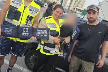אשדוד: פעוט ננעל בשגגה ברכב, מתנדבי ידידים חילצו אותו בשלום • ״זכות גדולה להתנדב בידידים״