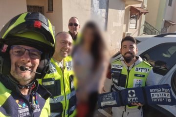 אילת: תינוקת ננעלה ברכב וחולצה בשלום ע”י מתנדבי ידידים • “לא יודעת מה הייתי עושה בלעדיכם”