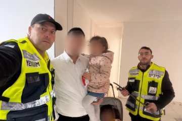 אשדוד: פעוטה ננעלה בבית לבדה לאחר שדלת הכניסה נטרקה כשאביה מחוץ לבית – מתנדבי ידידים חילצו אותה בשלום