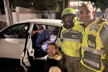 הרצליה: כלב ננעל בשגגה ברכב, מתנדבי ידידים חילצו אותו בשלום • ״בעלי הכלב התרגשו מההגעה המהירה״ • צפו 🎥