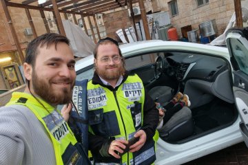 פתח תקווה: פעוט ננעל בשגגה ברכב, וחולץ בשלום על ידי מתנדב ידידים • “תוך שתי דקות מעת קבלת הקריאה, הפעוט חולץ”