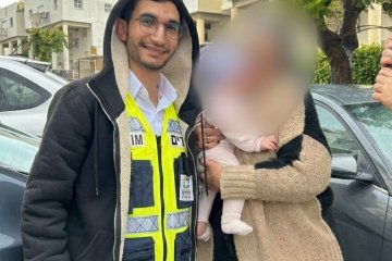 נשר: תינוקת ננעלה בשגגה ברכב, מתנדב ידידים חילץ אותה בשלום • ״התינוקת ישבה ברכב עם כובע כשפניה מכוסים לחלוטין״ • צפו 🎥