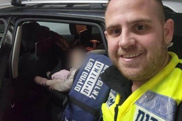ראש העין: פעוטה ננעלה ברכב וחולצה בשלום על ידי מתנדב ידידים