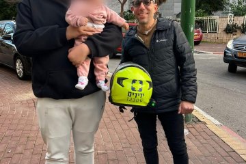 אשקלון: בפעם השלישית ביום אחד בעיר, תינוקת ננעלה בשגגה ברכב, מתנדב ידידים חילץ אותה בשלום • ״בתוך כחצי דקה בלבד, התינוקת חולצה״ • צפו 🎥