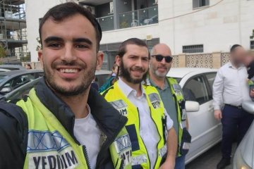 אשדוד: פעוט ננעל בשגגה ברכב, מתנדבי ידידים חילצו אותו בשלום • ״שמעתי את צליל החירום באמצע התפילה ויצאתי למקום״