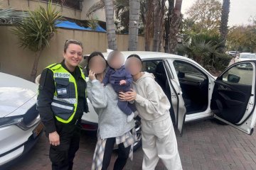גן יבנה: תינוק ננעל בשגגה ברכב, מנהלת סניף מושבי אשדוד חילצה אותו בשלום • ״זכיתי לחיבוק גדול מהאמא״