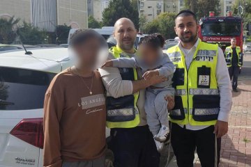 קרית גת: פעוט ננעל בשגגה ברכב, מתנדבי ידידים חילצו אותו בשלום • ״שמחתי לראות את הפעוט בידיי אביו בריא ושלם״