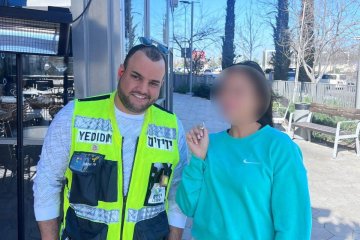 מודיעין: טבעת נתקעה סביב אצבע של גברת, מתנדבי ידידים חילצו אותה בשלום • ״כיף גדול לראות את החיוך שחזר לפניה״