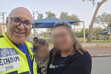 שדרות: תינוקת ננעלה בשגגה ברכב, שמעון ממן אחראי הדרכות בשדרות חילץ אותה בשלום • ״שמח לפתוח את הבוקר בהצלת חיים״