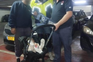 תל אביב: תינוקת ננעלה ברכב וחולצה בשלום ע”י מתנדבי ידידים • צפו🎥