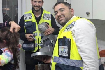 פסגת זאב: שיערה של ילדה נתפס במיקסר, מתנדבי ידידים חילצו אותה בשלום • ״ממש הצלתם את הילדה״