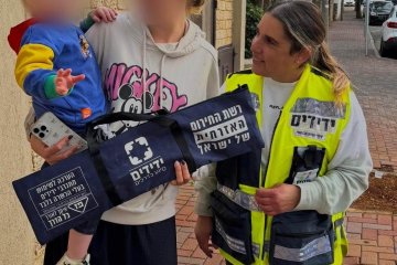 רעננה: פעוט ננעל בשגגה ברכב וחולץ בשלום על ידי מתנדבי ידידים • “תחושה טובה להיות בצד המסייע”