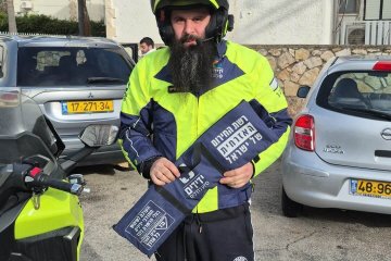 נהריה: תינוק בדרך לטקס הברית שלו ננעל בשגגה ברכב, מתנדבי ידידים חילצו אותו בשלום • ״תחושה טובה לשמח אנשים ובמיוחד ביום החגיגה שלהם״