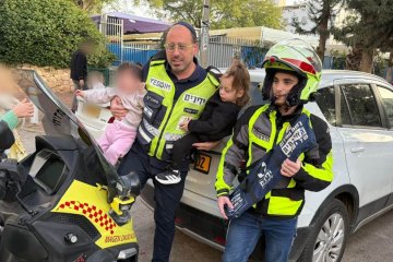 פתח תקווה: תינוקת ננעלה ברכב וחולצה בשלום על ידי מתנדבי ידידים • “הייתי בסיומה של משמרת לילה וזכיתי לסיים בהצלת חיים” • צפו🎥