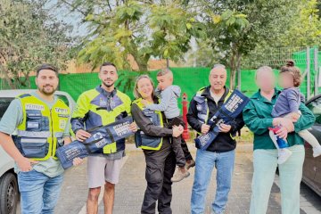 גן יבנה: פעוט ננעל בשגגה ברכב, ראש מועצת גן יבנה ומנהלת סניף מושבי אשדוד, יחד עם מתנדבים נוספים חילצו אותו בשלום • ״סבתו של הפעוט התרגשה עד דמעות״ • צפו 🎥