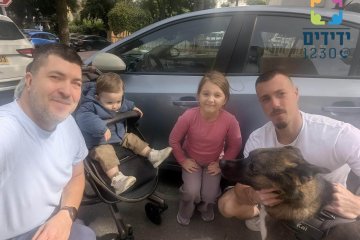 ראשון לציון: כלב ננעל בשגגה ברכב, מתנדב ידידים חילץ אותו בשלום • ״הרגשה נהדרת ללמד את ילדיי מהי נתינה״