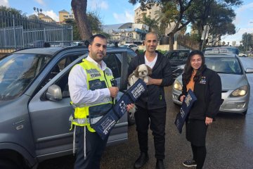 חדרה: כלב ננעל ברכב לעיני בעליו, מתנדבי ידידים חילצו אותו בשלום