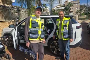 אור עקיבא: זוג פעוטות ננעלו בשגגה ברכב, מתנדבי ידידים חילצו אותם בשלום • ״למדתי שיעור חשוב״