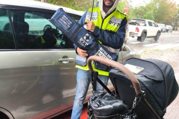 ראש העין: פעוטה ננעלה ברכב וחולצה בשלום ע”י מתנדב ידידים • “מבנה הרכב והגשם הקשו אך התגברתי וחילצתי את הפעוטה בשלום”