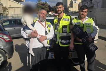 אלעד: פעוטה ננעלה בשגגה ברכב, מתנדבי ידידים חילצו אותה בשלום • ״סיפוק לראות את האושר בפניה של האמא״