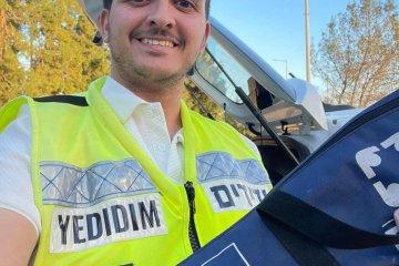 חשמונאים: צמד תינוקות אחיות ננעלו לבדם ברכב וחולצו בשלום על־ידי מתנדב ידידים