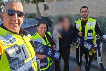 אשדוד: פעוט ננעל בשגגה ברכב, מתנדבי ידידים חילצו אותו בשלום • ״הרגשה עצומה, סיפוק אדיר וזכות גדולה לעזור״