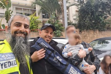אור יהודה: פעוט ננעל ברכב וחולץ בשלום על ידי מתנדבי ידידים • “תחושת סיפוק של חסד גדול לפני כניסת השבת”
