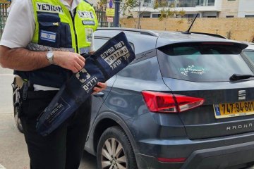 רמלה: תינוקת ננעלה בשגגה ברכב, מתנדב ידידים חילץ אותה בשלום • ״האמא התרגשה, בכתה והודתה״