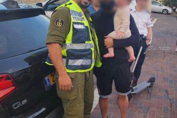 אשדוד: פעוט ננעל ברכב וחולץ בשלום על ידי מתנדב ידידים • “ההורים קיבלו את הפעוט בחזרה לידיהם בהתרגשות” • צפו🎥