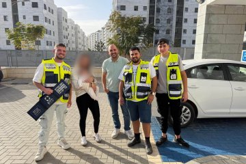 נתיבות: תינוקת ננעלה בשגגה ברכב, מתנדבי ידידים חילצו אותה בשלום • ״התינוקת שבה לידי האמא המודאגת״ • צפו 🎥