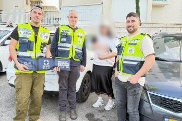 אשדוד: תינוקת ננעלה בשגגה ברכב, מתנדבי ידידים חילצו אותה בשלום • ״שואף לקבל כוחות ולהתרומם בזכות הצלת החיים״