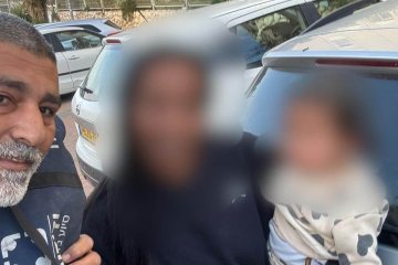 באר שבע: פעוטה ננעלה בשגגה ברכב, מתנדב ידידים חילץ אותה בשלום • ״גופי רעד מאדרנלין, שמחתי בשמחתה של האם״